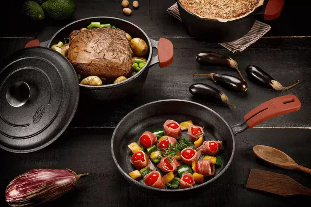 Panela-de-Ferro-Cozinhando-Comida