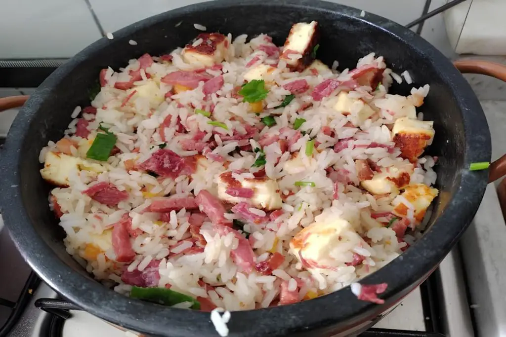 arroz-carreteiro-na-panela-de-pedra-sabao