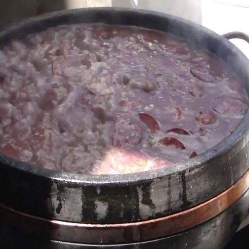 feijoada-na-pedra-sabao-panela