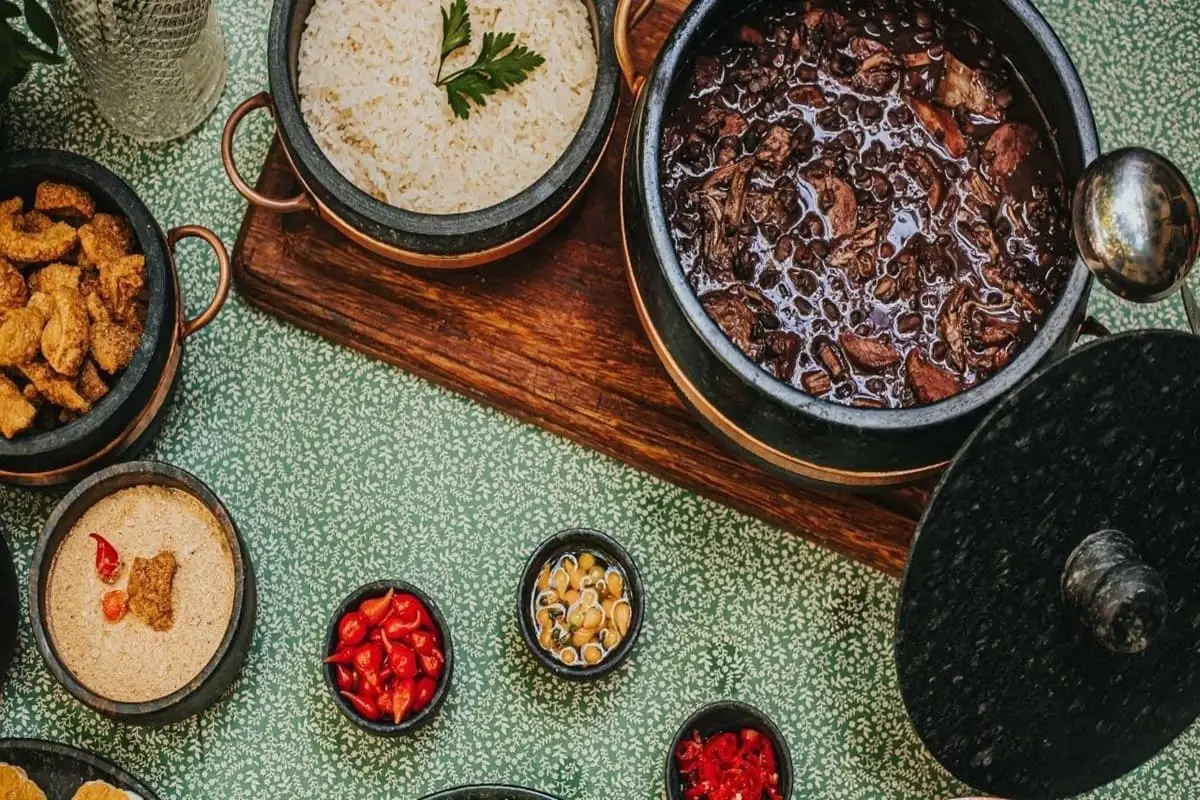 Feijoada Brasileira da Vovó na Panela de Pedra Sabão