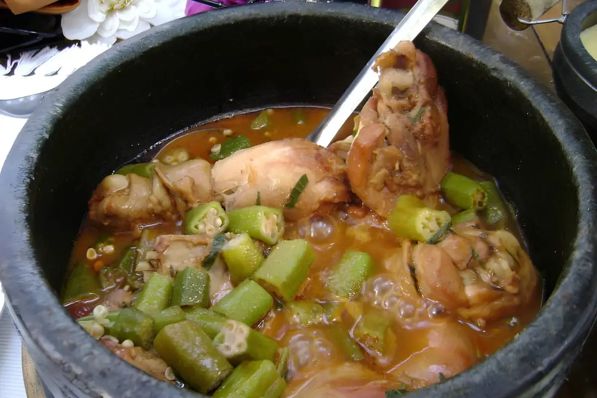 Frango com Quiabo na Panela de Pedra Sabão