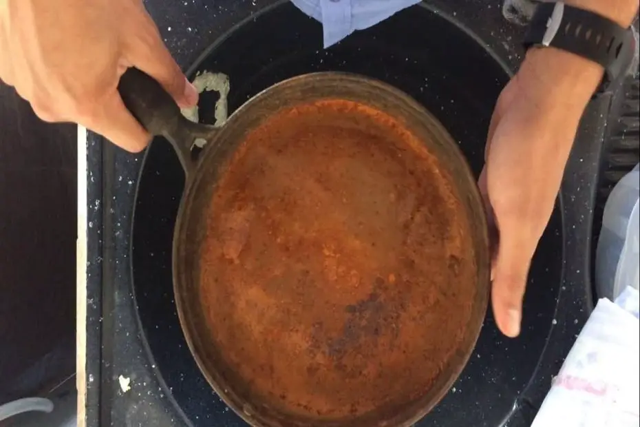 panela de ferro com ferrugem