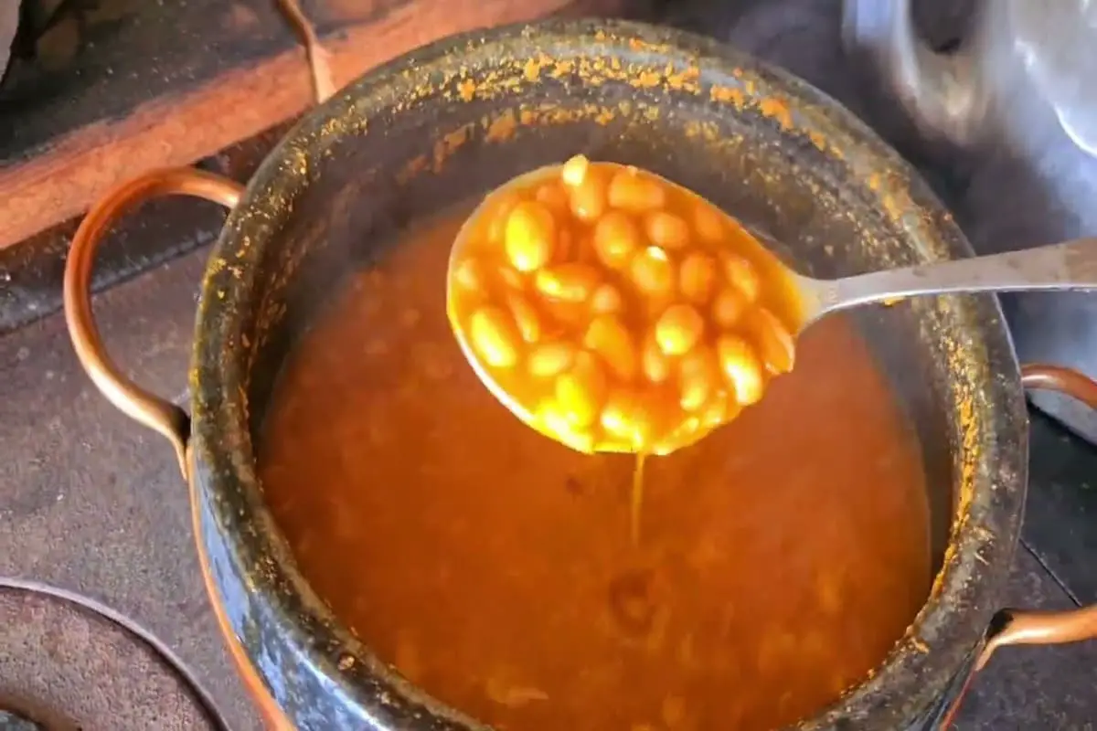 Sopa de Feijão da Vovó na Panela de Pedra Sabão
