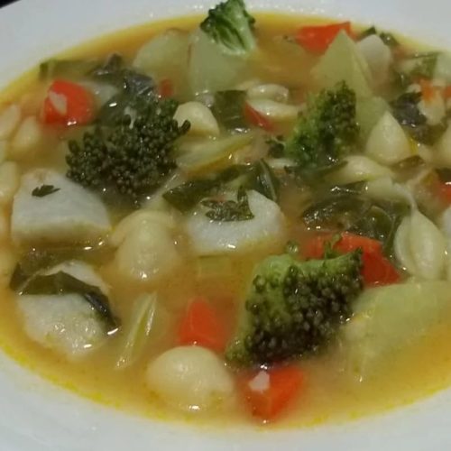 sopa de legumes feita na panela de pedra sabao