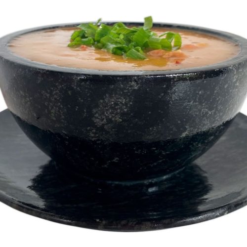 tigela com sopa de feijao feito na panela de pedra sabao