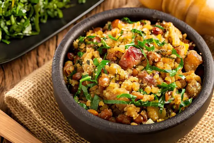 Feijão Tropeiro na Panela de Pedra: Sabor e Tradição em Cada Colherada