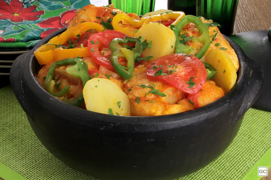 Peixe Cozido com Batatas na Panela de Pedra