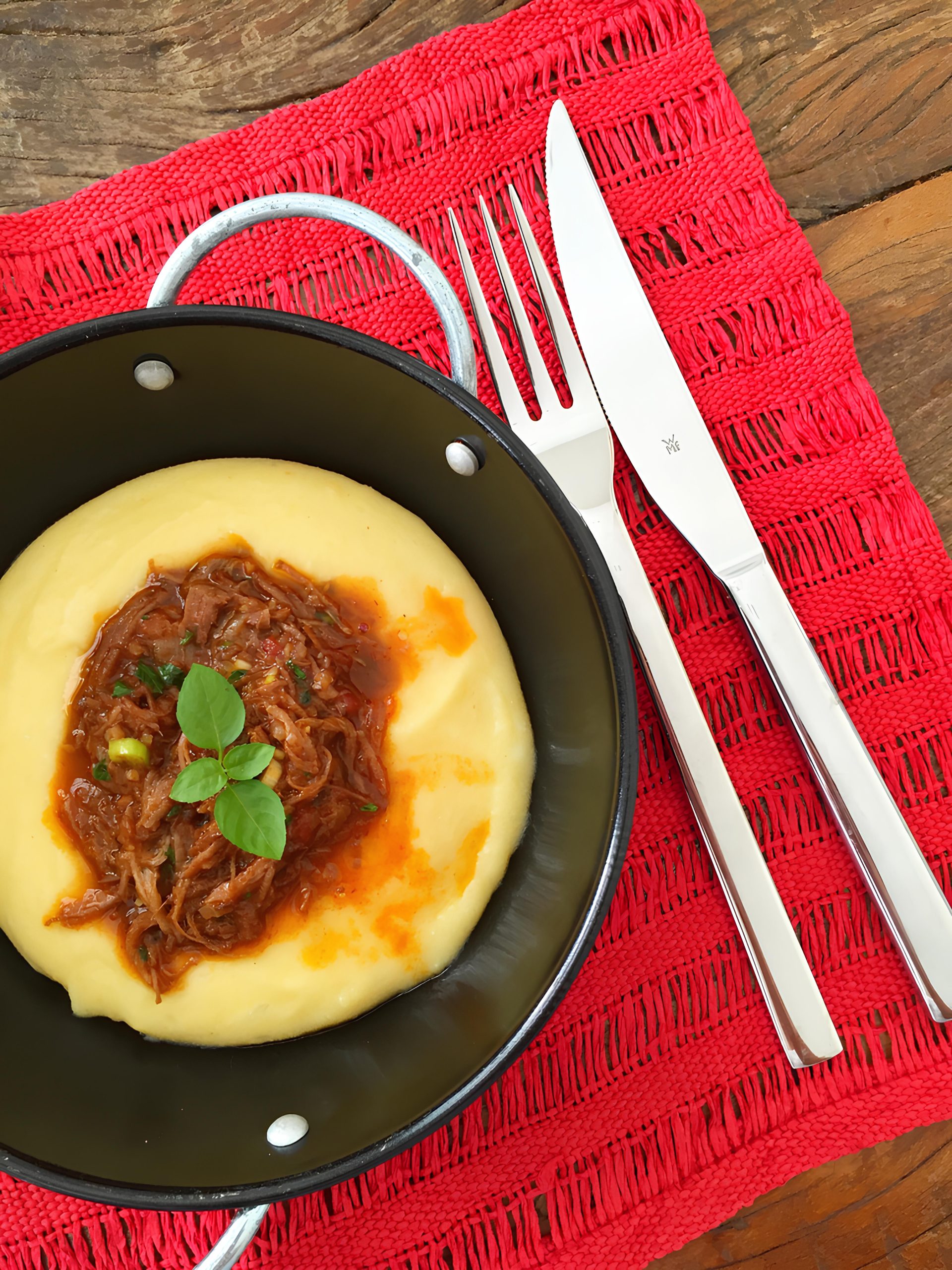 Polenta Mole com Ragu de Carne na Panela de Ferro