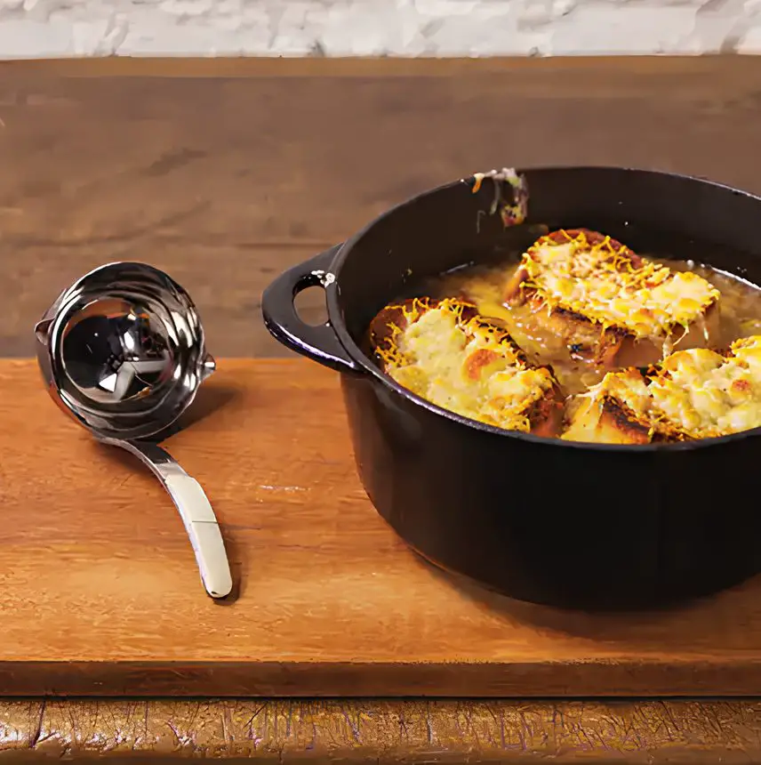 Sopa de Cebola Gratinada na Panela de Ferro