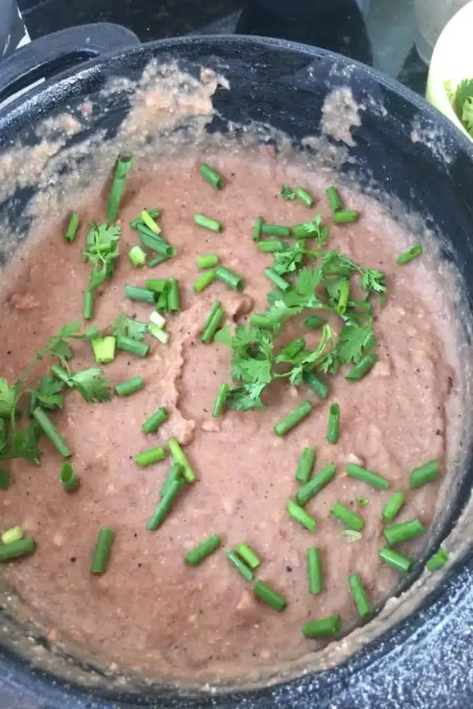 tutu-a-mineira-na-panela-de-ferro