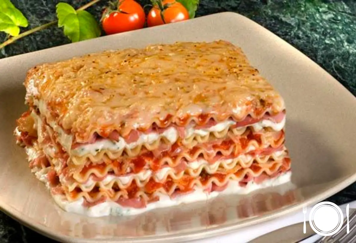 Lasanha de Carne Moída com Presunto e Queijo na Panela de Pedra: Sabor e Tradição no Seu Prato