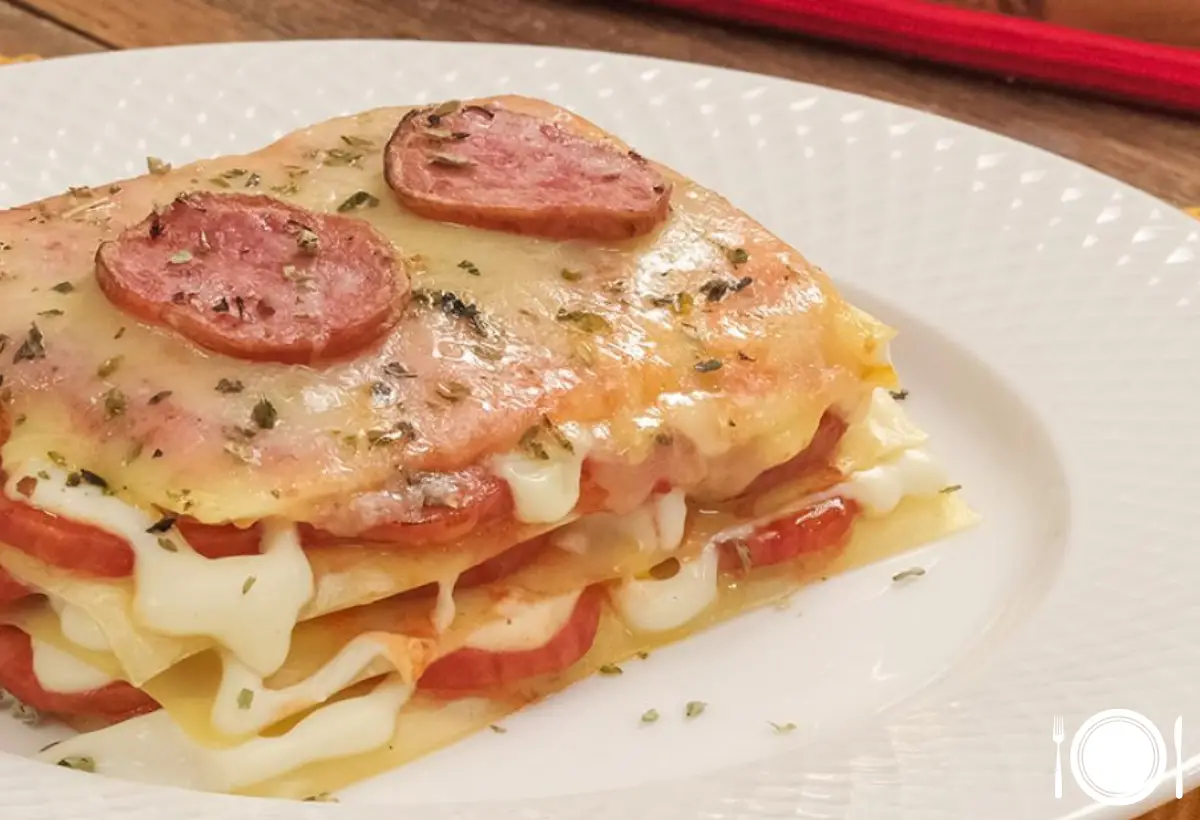 Lasanha de Calabresa ao Molho Branco na Panela de Ferro