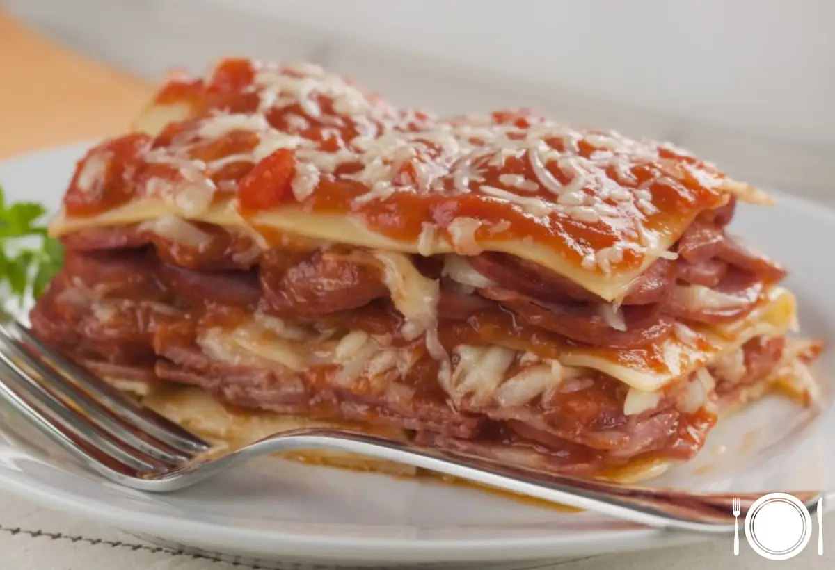 Lasanha de Linguiça Calabresa Apimentada na Panela de Pedra