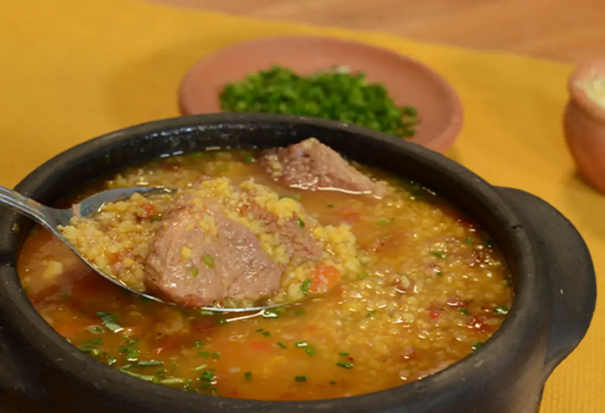 Canjiquinha com Costelinha na Panela de Pedra