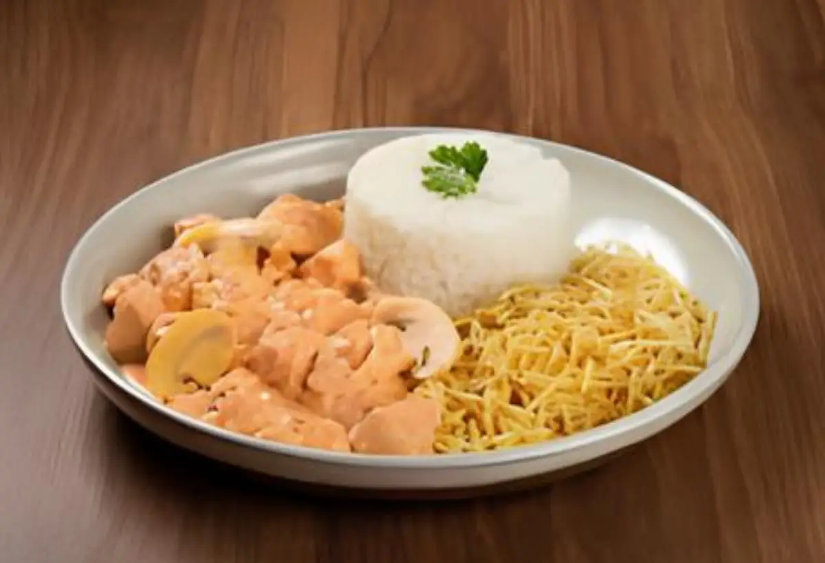 Estrogonoff de Frango na Panela de Pedra
