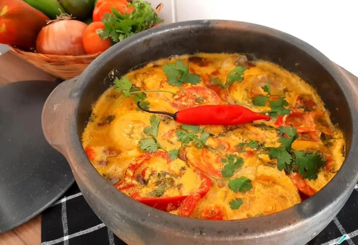 Moqueca de Peixe na Panela de Pedra