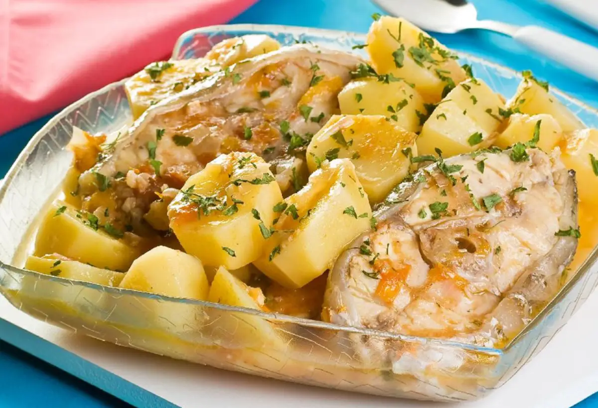 Peixe Cozido com Batatas na Panela de Pedra