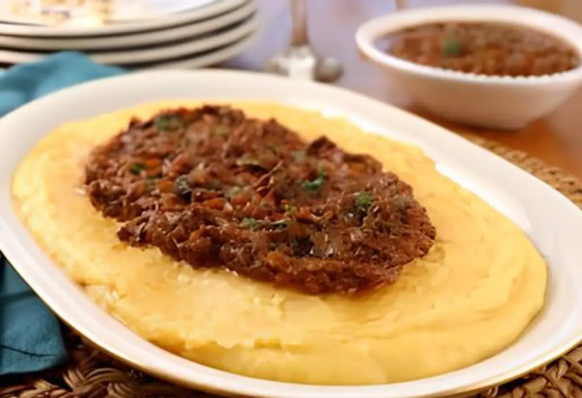 Polenta Mole com Ragu de Carne na Panela de Pedra