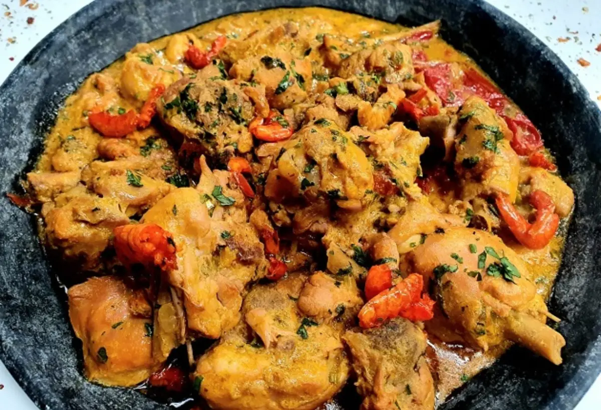 Xinxim de Galinha na Panela de Pedra