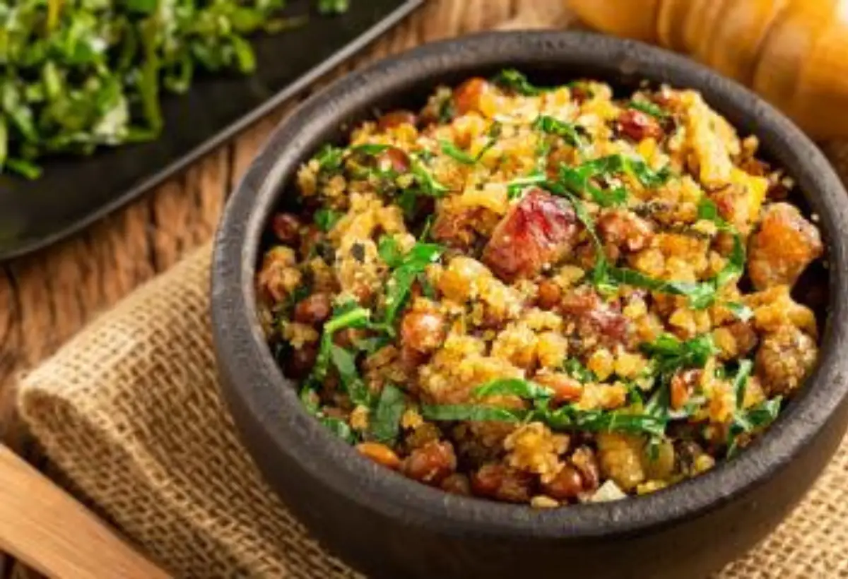 Feijão Tropeiro na Panela de Barro