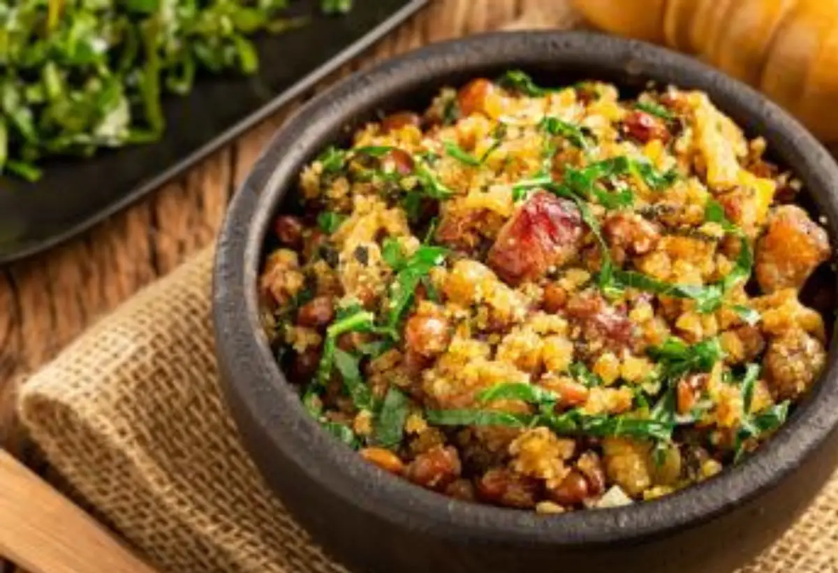 Feijão Tropeiro na Panela de Pedra