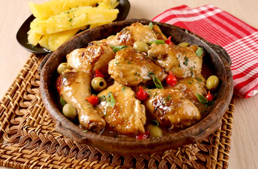 Galinha Caipira na Panela de Barro