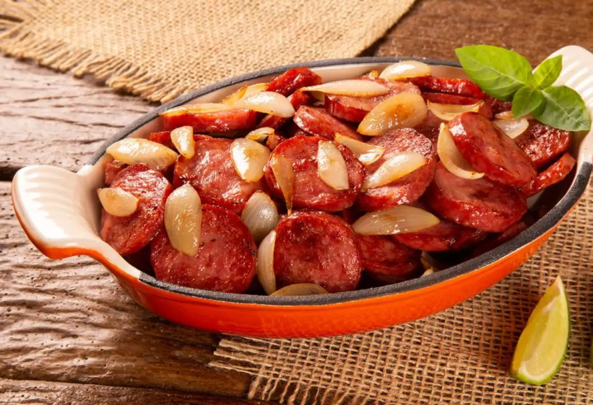 Linguiça Acebolada na Panela de Ferro