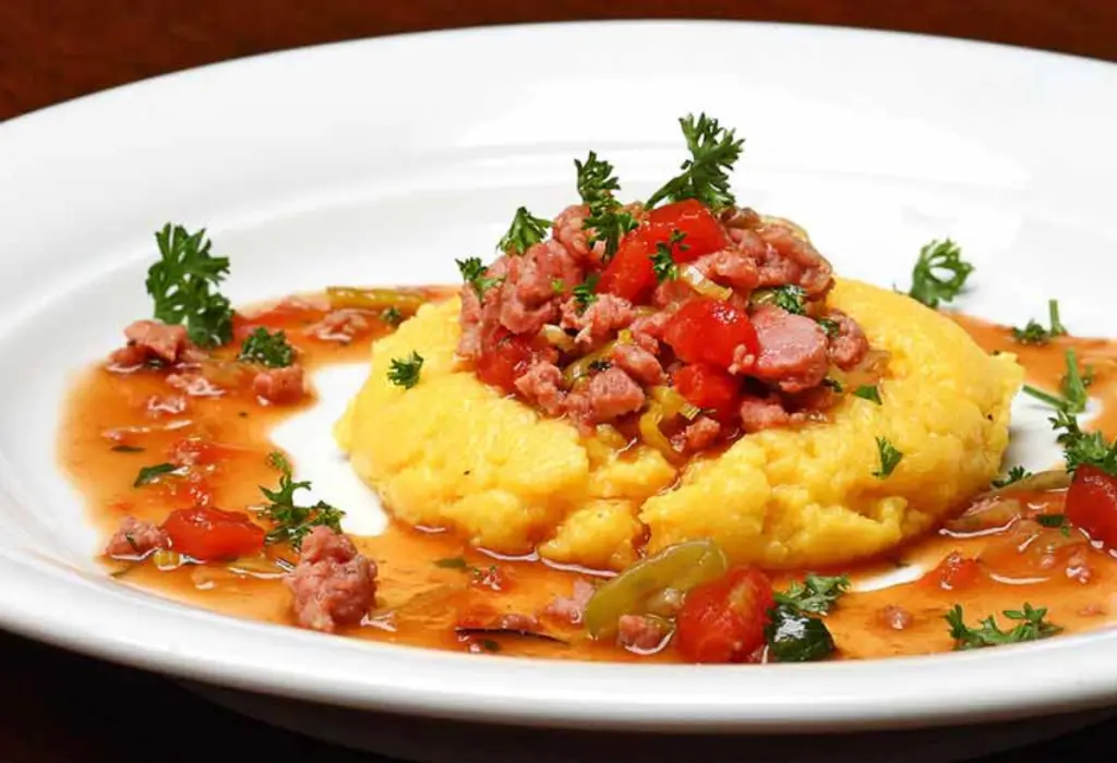 polenta-com-ragu-de-linguiça