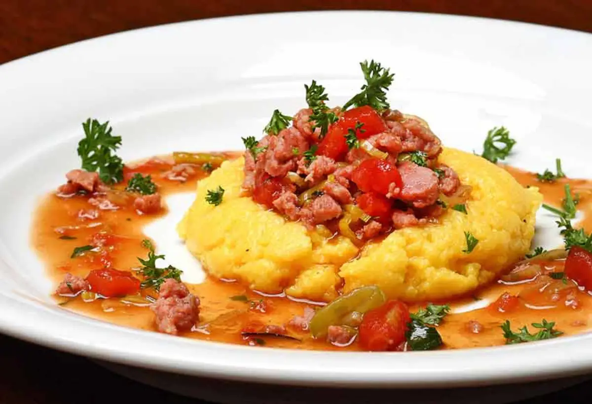 Polenta com Ragu de Linguiça na Panela de Ferro