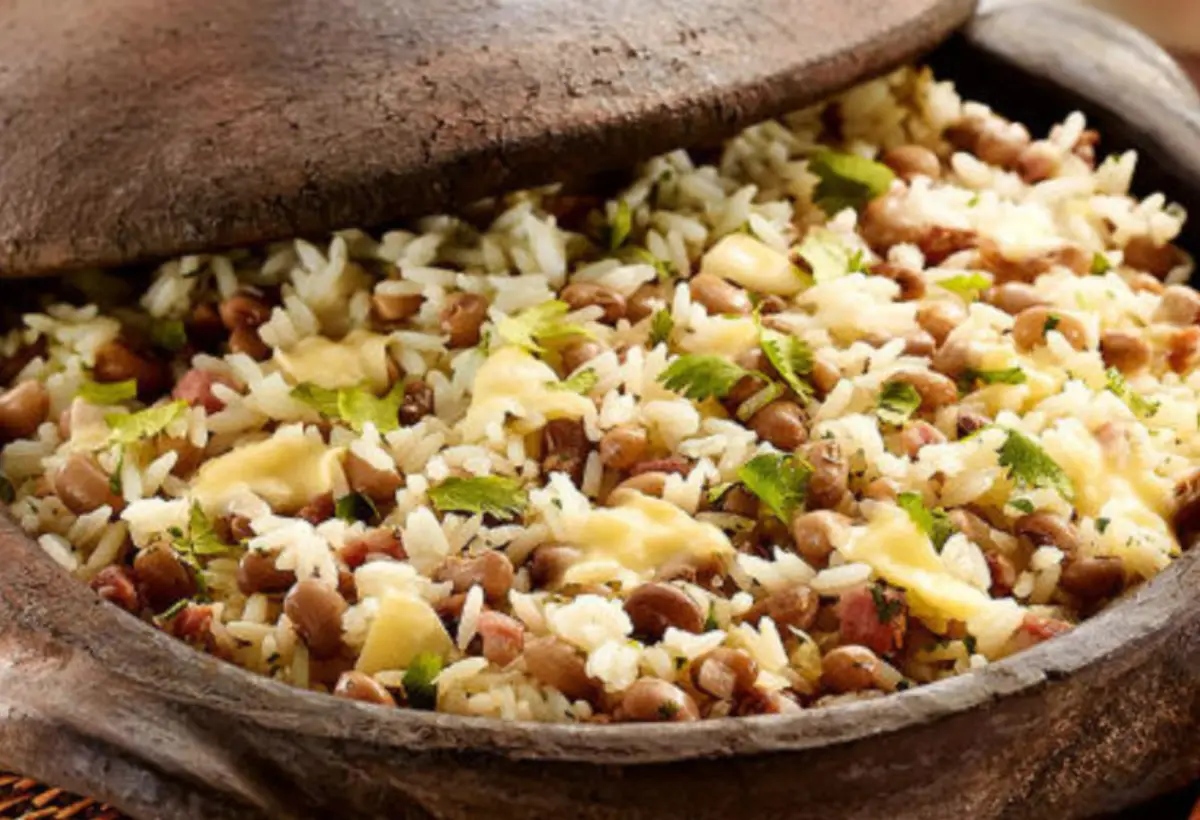 Baião de Dois com Carne de Sol na Panela de Barro