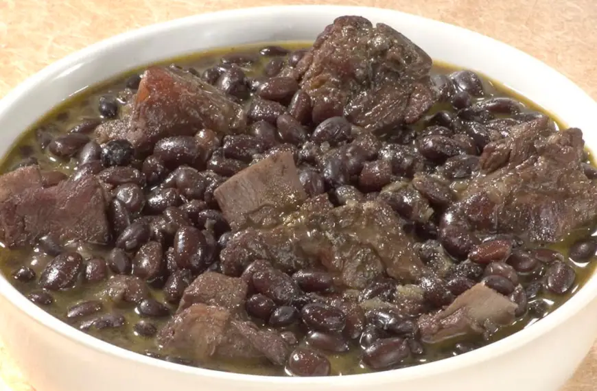 Feijão com Costelinha na Panela de Pedra