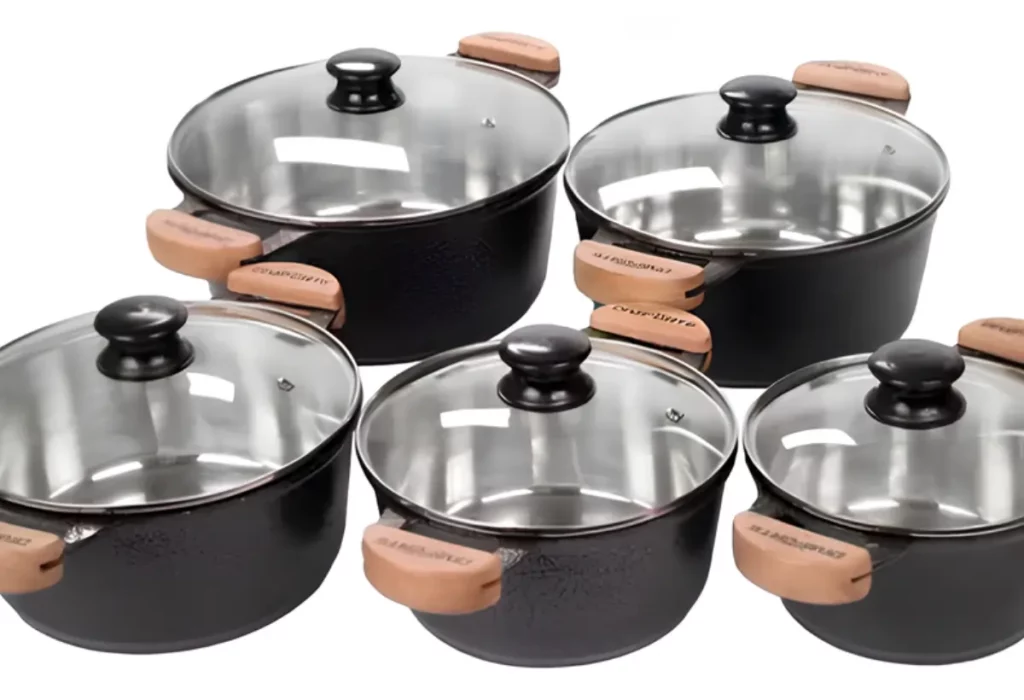Jogo de panela de alumínio batido na cor preta.