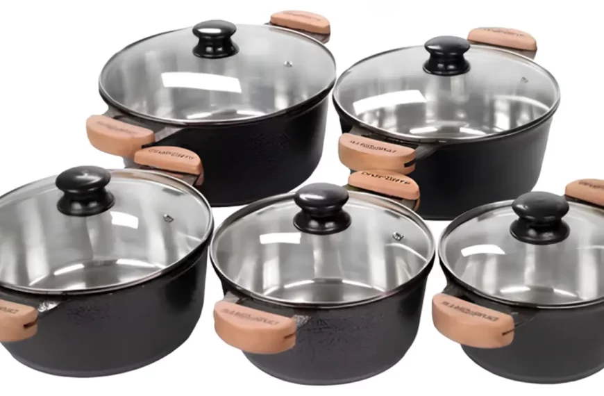 Jogo de panela de alumínio fundido na cor preta.