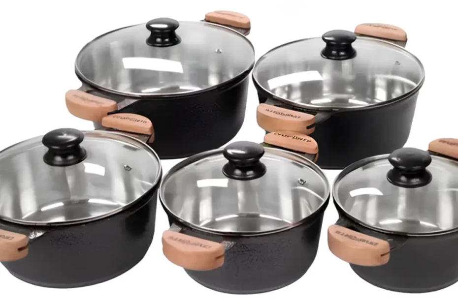 Jogo de panela de alumínio fundido na cor preta.