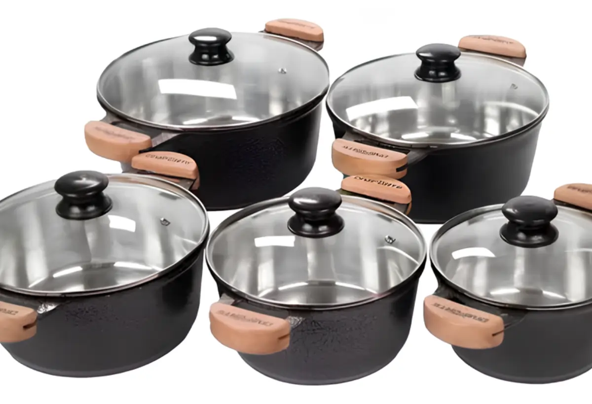 Jogo de panela de alumínio fundido na cor preta.