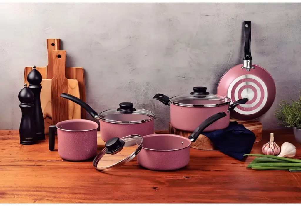 Jogo de panela de alumínio Tramontina revestida na cor rosa claro.