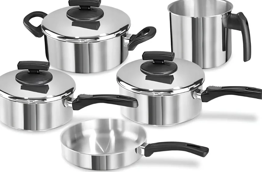 Um jogo de panelas de alumínio.