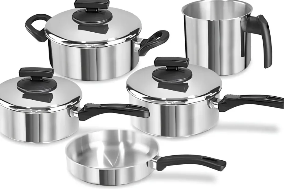 Um jogo de panelas de alumínio.