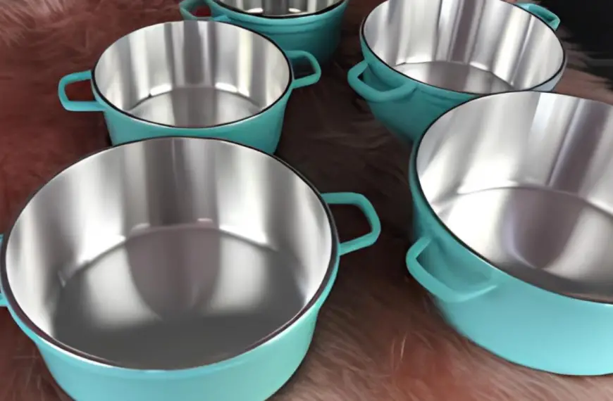 Várias panelas de alumínio fundido.