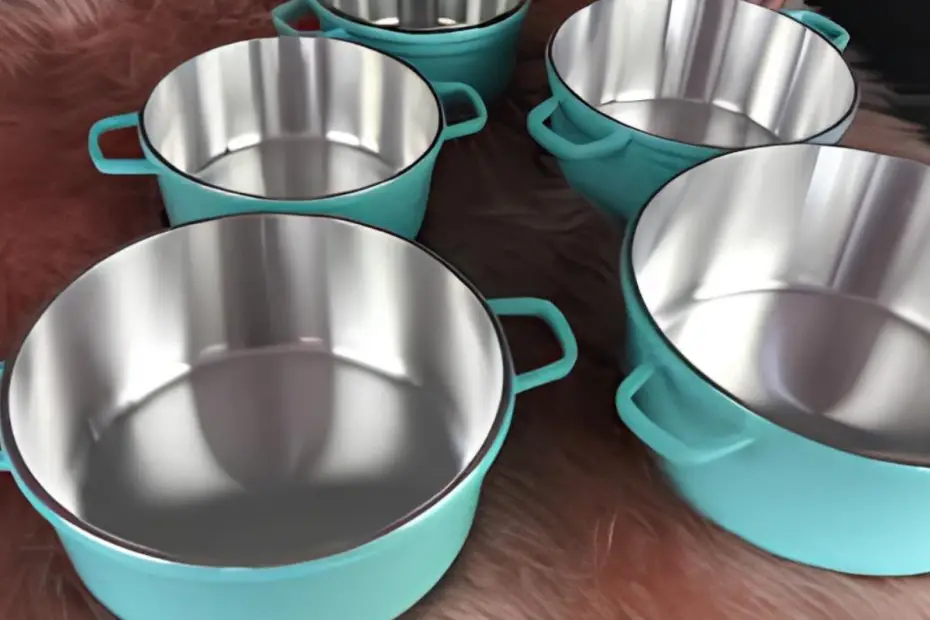 Várias panelas de alumínio fundido.