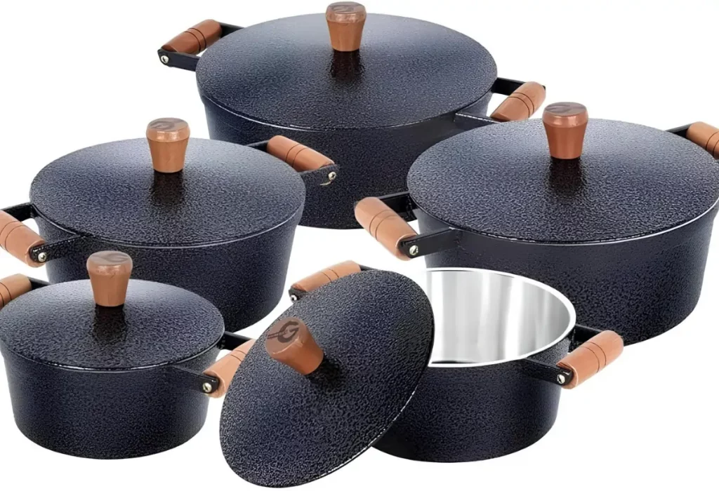 Jogo de panela de alumínio batido na cor preto craquelado.