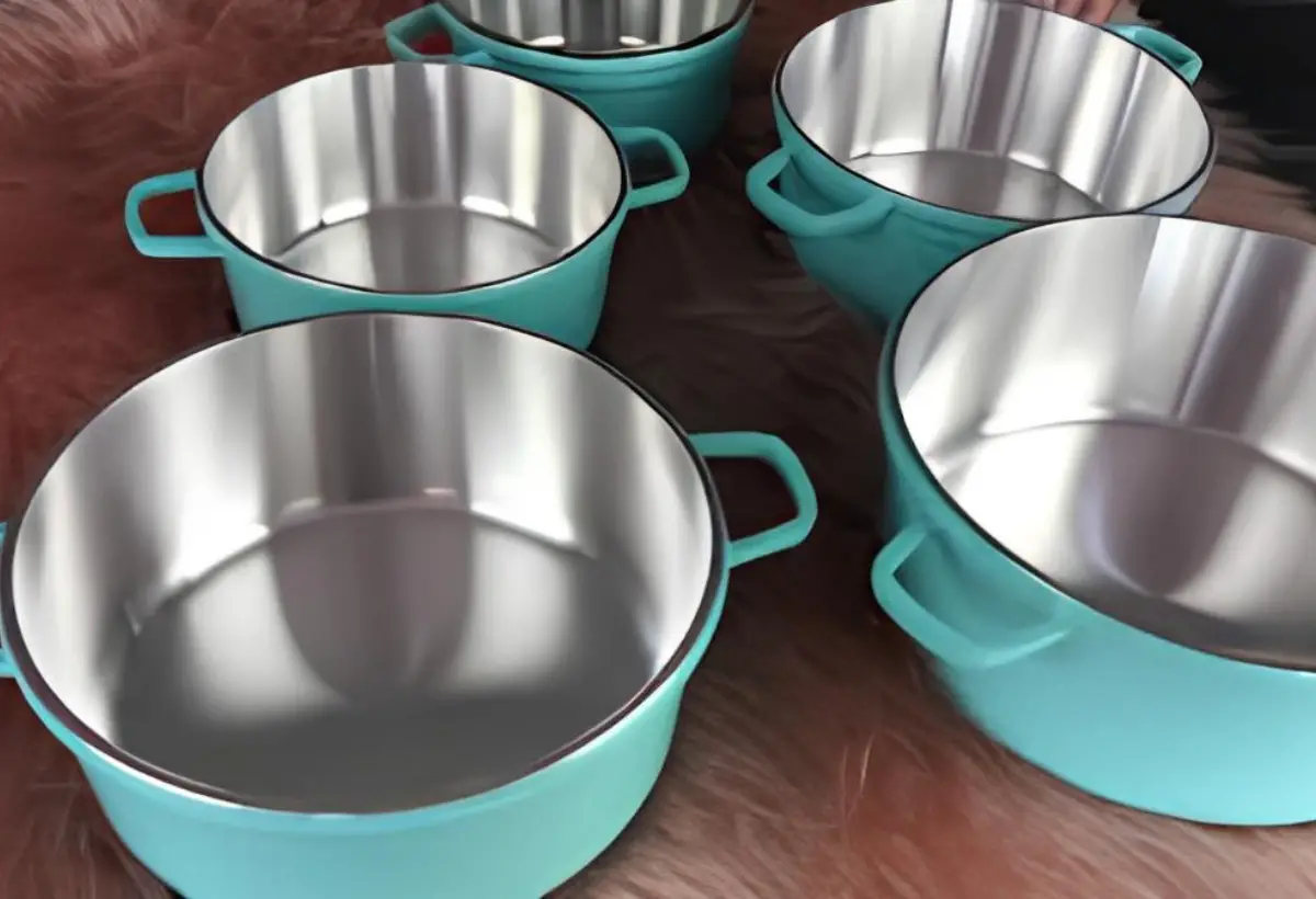 Várias panelas de alumínio fundido.