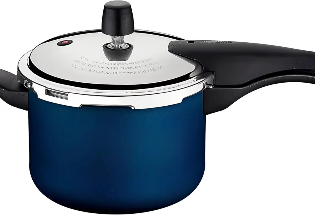 Uma panela de pressão de aluminio na cor azul.