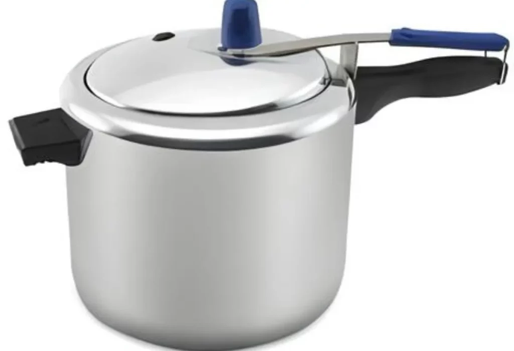 Uma panela de pressão da marca Ramos.