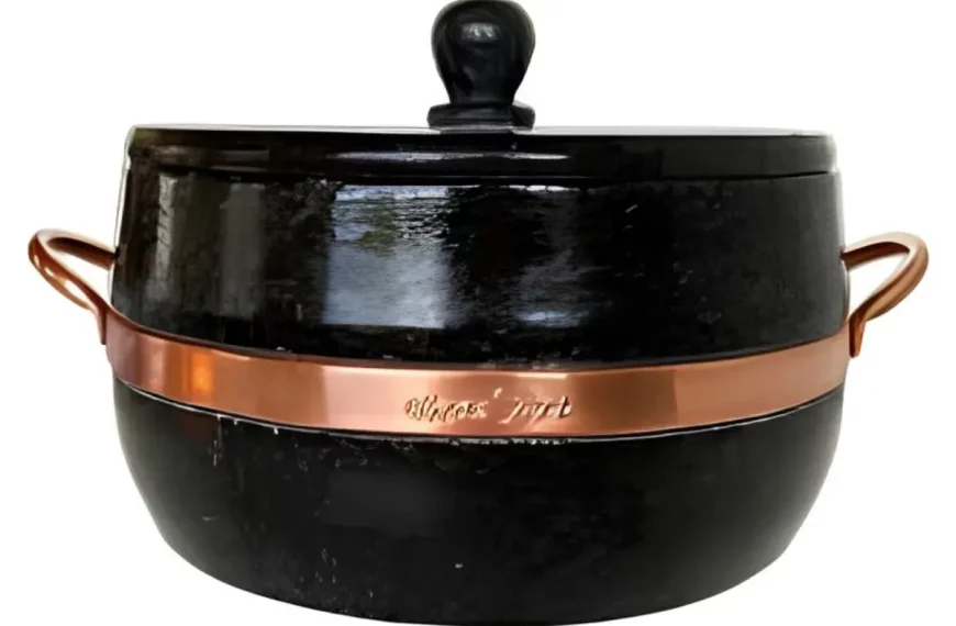 Uma panela grande de barro.