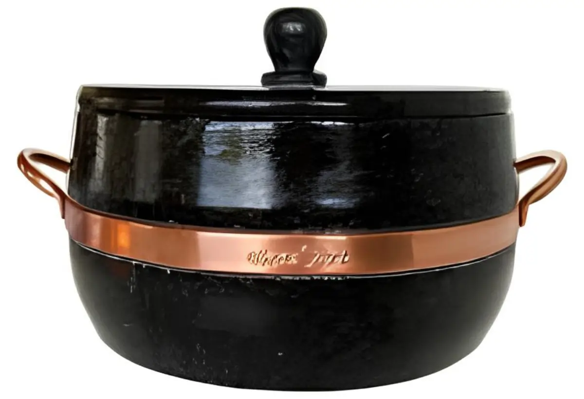 Uma panela grande de barro.