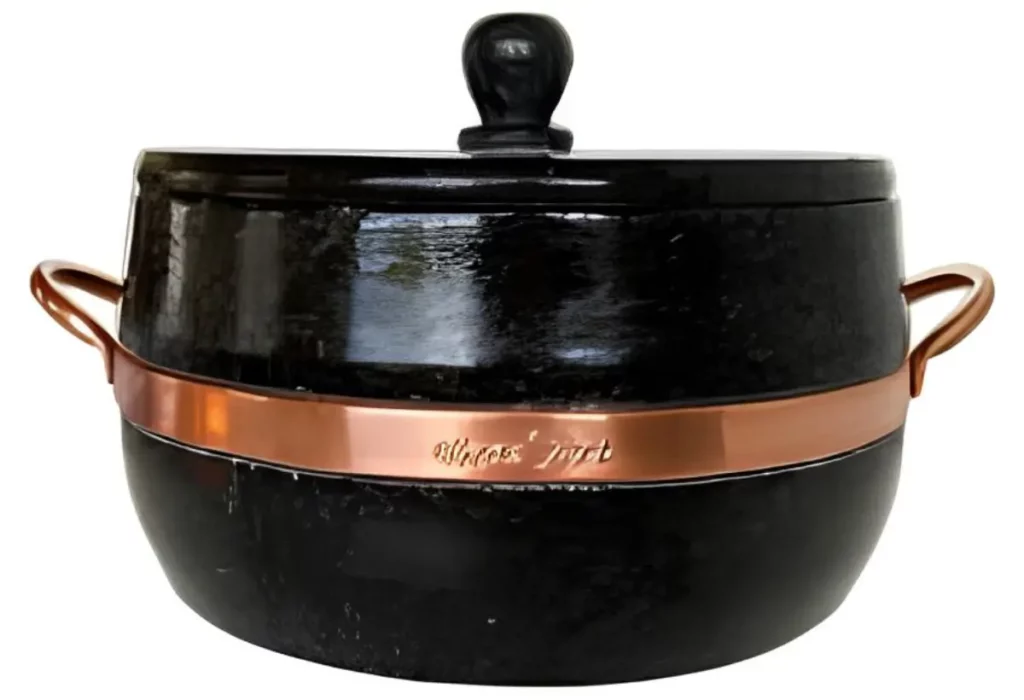 Uma panela grande de barro.