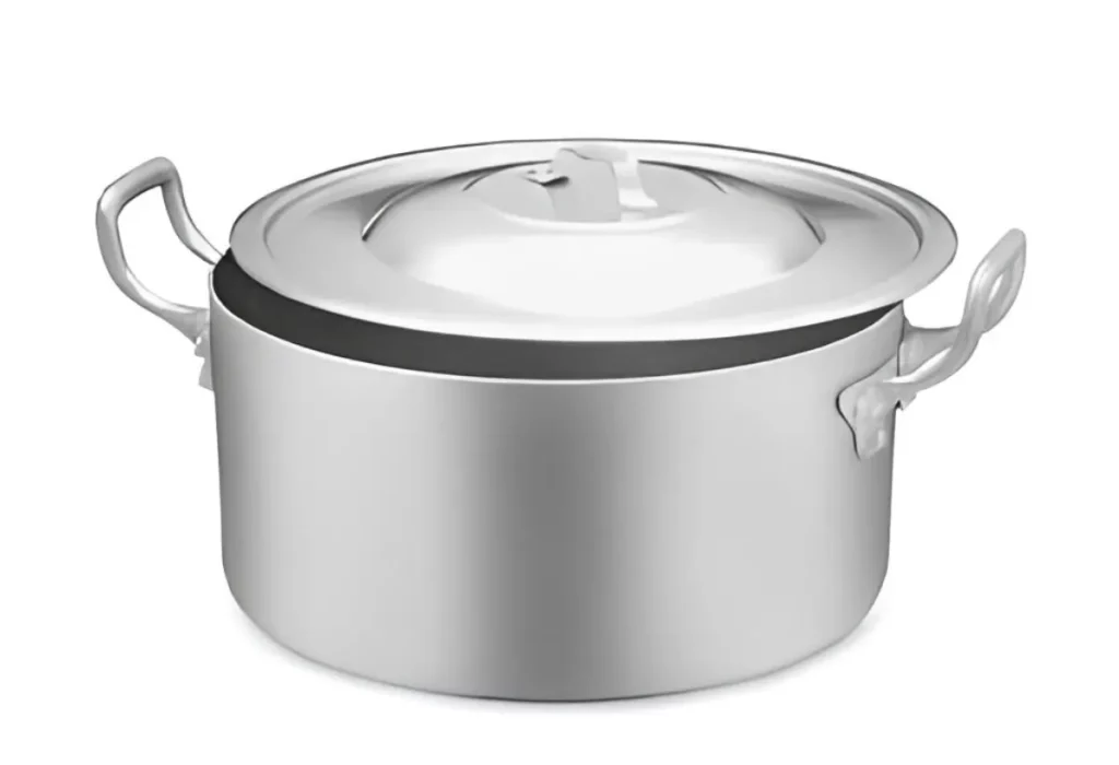 uma panela grande de caçarola.