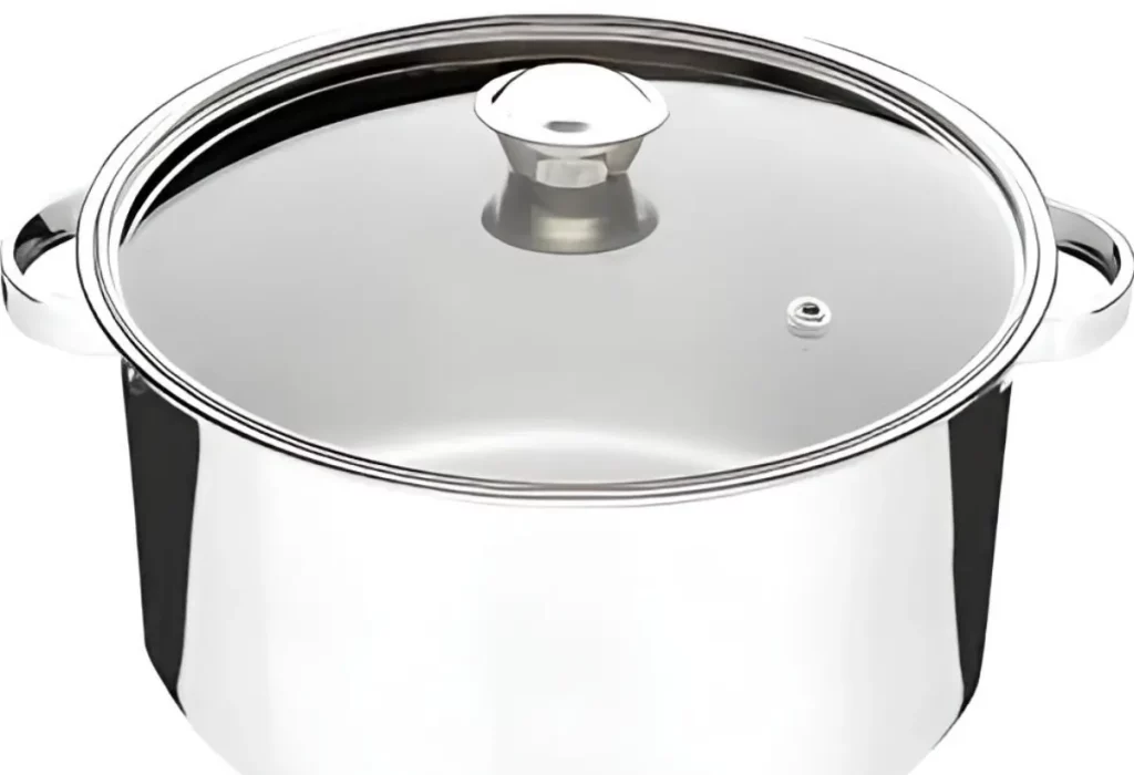 Uma panela grande de inox