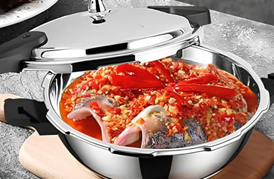 Uma refeição sendo preparada em uma panela de pressão pequena.